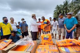 Rachmat Gobel salurkan baju pelampung untuk nelayan Gorontalo Utara