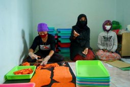 Bupati Ipuk bantu pelaku UMKM Banyuwangi untuk pengurusan izin BPOM saat ngantor di desa