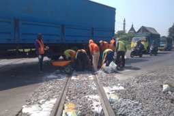 Daop Madiun perbaiki jalur guna tingkatkan keandalan perjalanan kereta