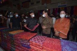 Menkop/UKM siap bantu digitalisasi UMKM kain endek di Klungkung-Bali