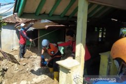 Petugas gabungan Cianjur bersihkan material longsor Cibeber