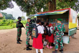 Satgas TNI ajarkan anak usia dini di perbatasan baca tulis