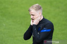 De Boer tak panggil pemain pengganti Van de Beek yang cedera