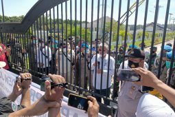 Kontrak tak diperpanjang, honorer demo ke Kantor Bupati Labura