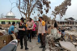Kapolda Jambi kunjungi dan bantu  korban kebakaran di Mendahara