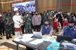 Panglima TNI Hadi Tjahjanto tinjau "Serbuan Vaksinasi" di Kota Bandung