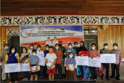 TNBKDS Kapuas Hulu serahkan bantuan pendidikan ke sejumlah sekolah di pedalaman