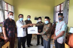 Dukung Pendidikan, PT Solusi Bangun Andalas Serahkan Bantuan Lab Komputer