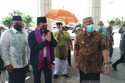 Ketua BPK RI menerima penyambutan adat saat berkunjung ke Gorontalo
