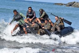 Marinir Indonesia dan Amerika berlatih dayung tembus gelombang