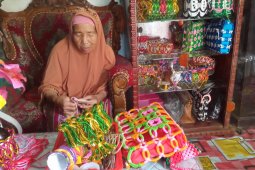 Kisah lansia Misnar yang tetap produktif di usia senja