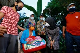 Bupati Banyuwangi beri bantuan korban tanah longsor