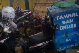 Kisah Herry pria panggilan bertahan hidup dari jasa tambal ban