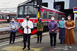 Presiden Jokowi tinjau vaksinasi COVID-19 pengguna "Commuter Line" di Stasiun Bogor