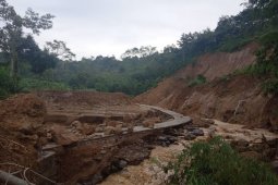 Tanah longsor merusak sejumlah ruas jalan dan jembatan di Tulungagung