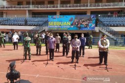 Menkes cek vaksinasi di GBLA Bandung pastikan tambahan 400 ribu per hari