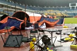 Hujan angin disertai es akibatkan tenda vaksinasi di GBLA roboh