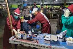 Satgas COVID-19 Pangkalpinang swab antigen pedagang di Pasar Induk