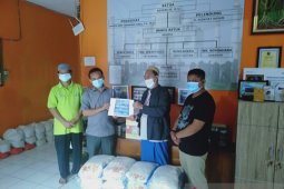 Pengurus PWI Kabupaten Tangerang bagikan 60 paket beras ke panti asuhan