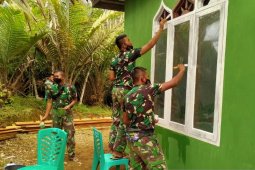 TNI bersama masyarakat gotong royong lakukan pengecatan mushola