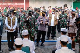 Kapolri dan Panglima TNI dengarkan "curhat" warga Bangkalan terdampak COVID-19