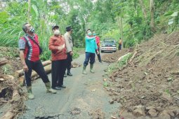 Wabup Karangasem tinjau lokasi bencana dan berikan bantuan masyarakat