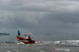 Kalbar waspada hujan dan angin kencang di Selat Karimata