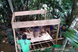 TMMD Kodim 0212/TS bangun MCK sementara bagi warga