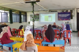 Dosen IPB beri pelatihan pengembangan produk teh krisan bagi petani Cianjur