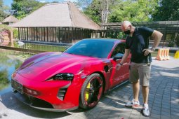 Mobil sport listrik Porsche Taycan hadir di Bali