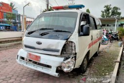 Ambulan tabrak mobil Innova di Meulaboh