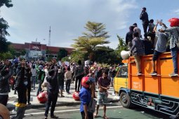 Wali kota temui warga Madura demo penyekatan Suramadu di Balai Kota Surabaya
