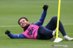 Duo pemain Inggris isolasi setelah berkontak dengan Gilmour