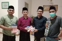 Santri Darul Ulum Jombang dapat bantuan minyak angin aroma terapi