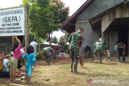 Satgas TMMD bersihkan gereja di Desa Sihuom