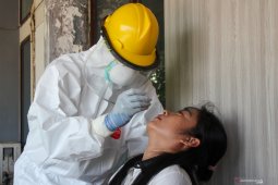 Kepala DPMD terpapar COVID-19, Belasan ASN Situbondo jalani tes usap antigen