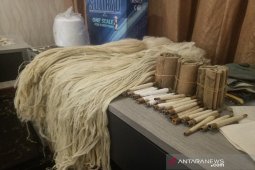 Membuat benang tenun dari serat  nanas, ini caranya