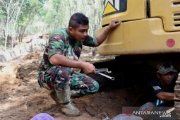 Rakyat bantu TNI perbaiki excavator rusak di lokasi TMMD ke-111 di Tapin