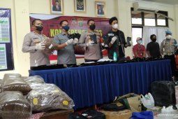Bos "bako" diciduk karena bikin tembakau sintetis berbahan kimia