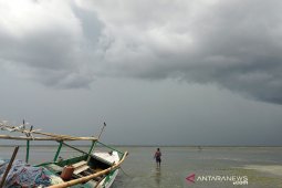 Hujan dan berawan prediksi cuaca sebagian kota di Indonesia, Pangkalpinang berawan tebal