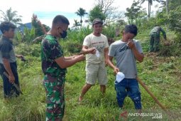 Satgas TMMD bagikan masker dan sosialisasi prokes