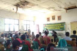 Kapten Saparuddin berikan materi wawasan kebangsaan di TMMD ke - 111