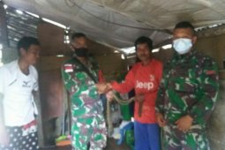 Warga Jangkang serahkan ratusan butir amunisi aktif kepada Satgas Pamtas