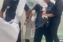 Pasien positif COVID-19 serang petugas medis hingga robek APD