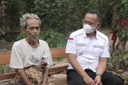 Wakil Bupati Pringsewu berikan bantuan kepada Mbah Karsim