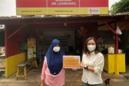 pelaku UMKM di Serpong terima bantuan donasi konsumen Alfamart