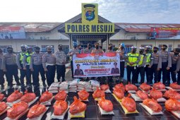 Polres Mesuji gelar bakti sosial bagikan bansos