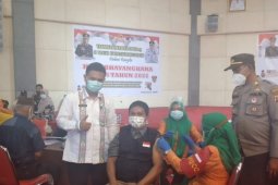 Sambut HUT Bhayangkara ke 75, ribuan lansia ikut vaksinasi massal