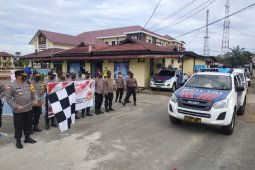 Polisi bagikan sembako untuk ojek online dan nakes di Kapuas Hulu