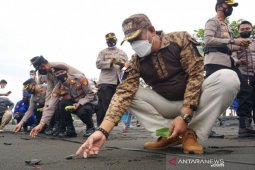 Wabup Klungkung lepas 200 ekor tukik sambut Hari Bhayangkara